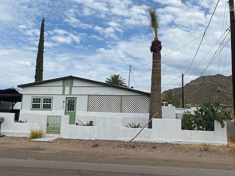 526 W Poephyry Street photo 1