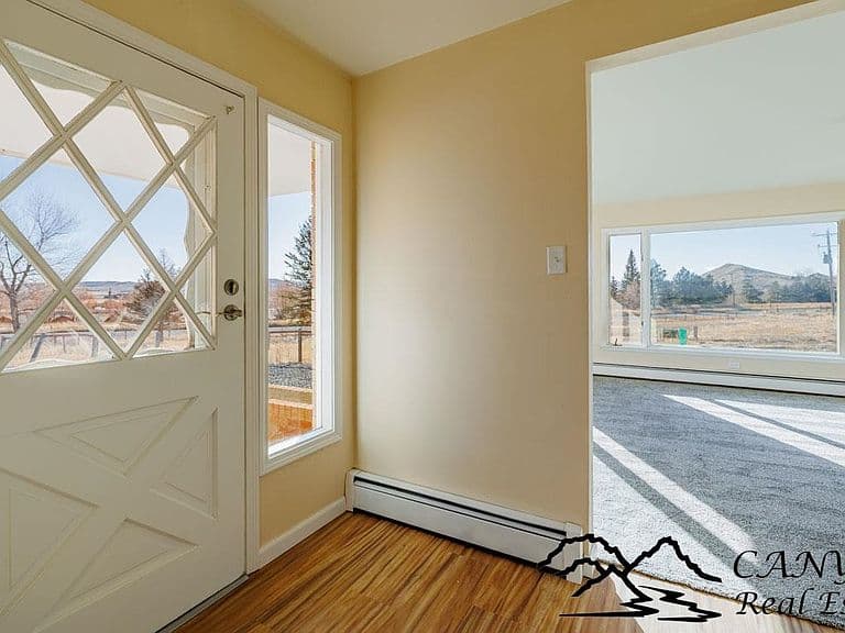 17 Arrow Ave photo 2