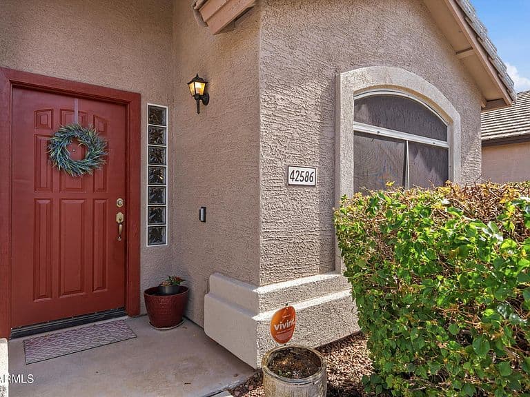 42586 W Michaels Drive photo 2
