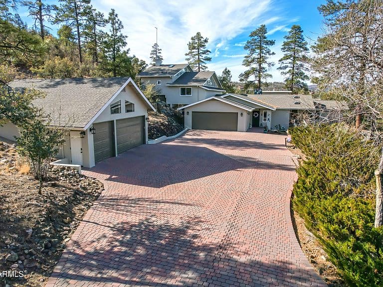 2405 N Williamson Valley Road photo 2