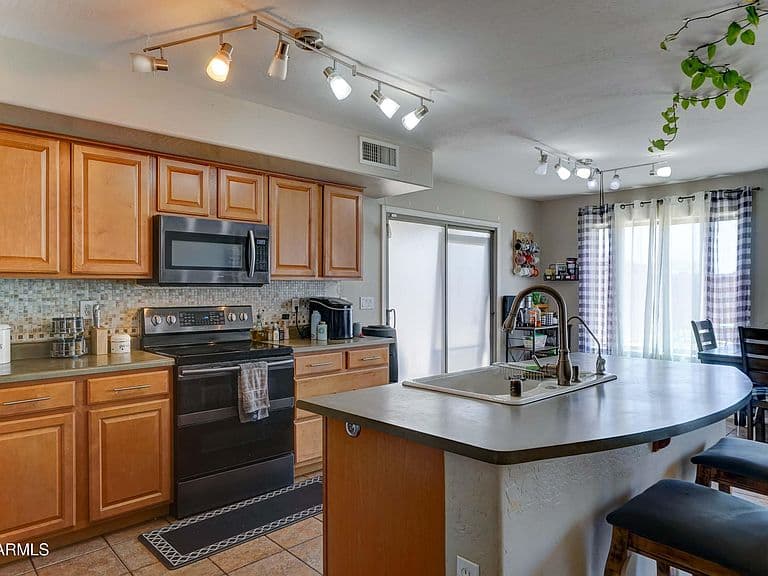 25519 W CROWN KING Road photo 2
