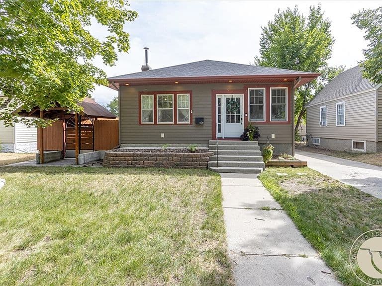 638 Lewis Ave photo 2