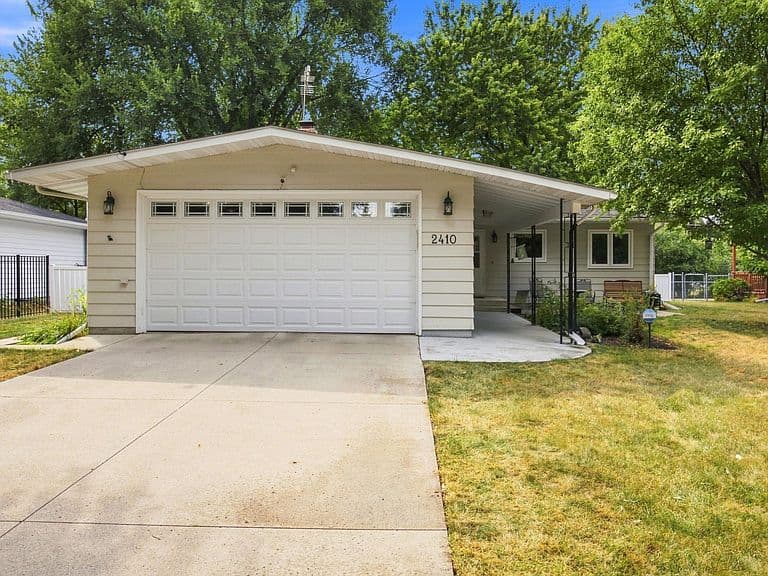 2410 Evergreen Rd N photo 1