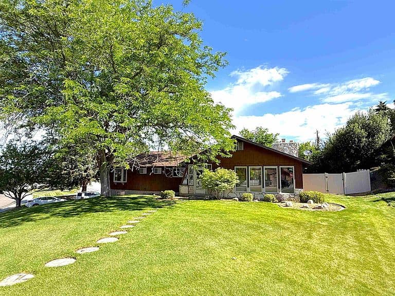 690 Fairway Dr photo 2