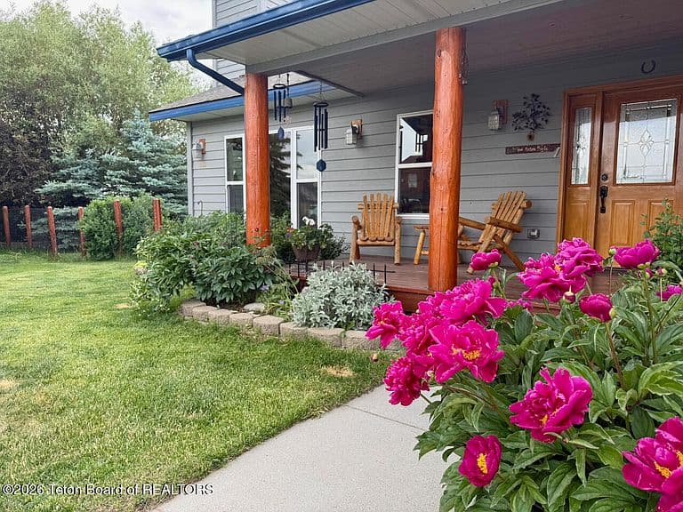 330 Meadowood St photo 1