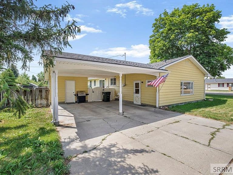 425 Horrocks Dr photo 3