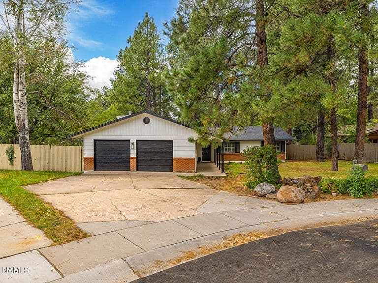 1624 N Aztec St photo 3