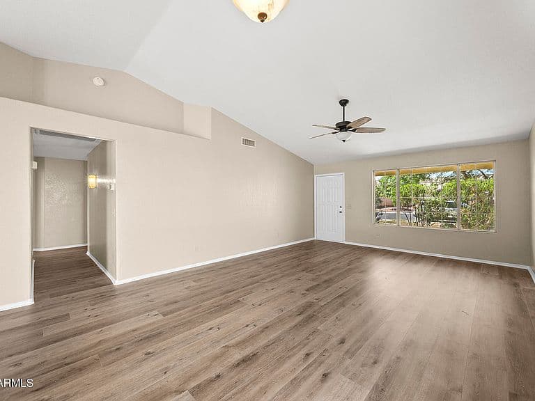 530 E DEL RIO Street photo 3