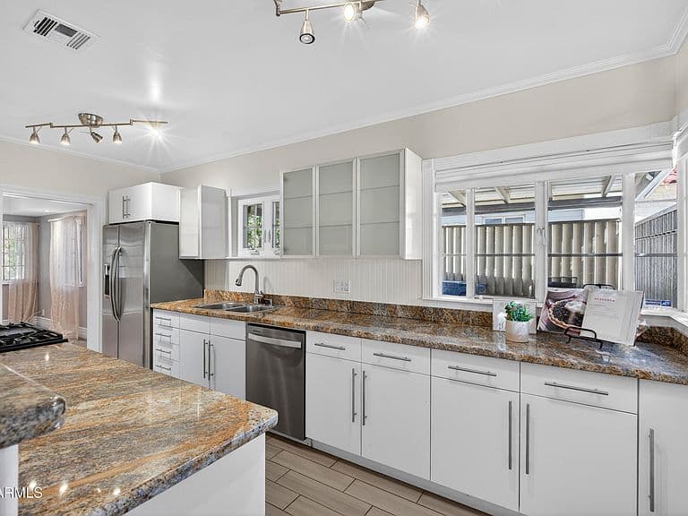 1526 W WILSHIRE Drive photo 3