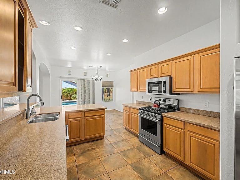 10594 W LONE CACTUS Drive photo 4