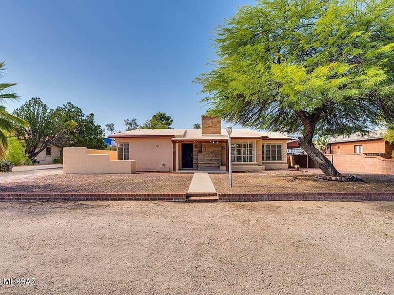 2014 E Helen St photo 2