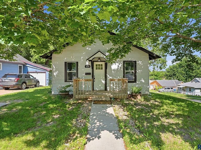 1119 N Duluth Ave photo 2