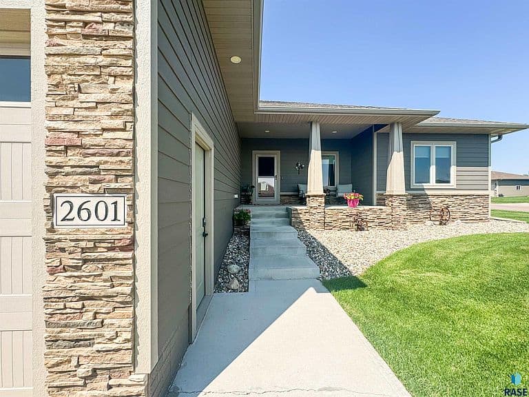 2601 E Sunburst Dr photo 3