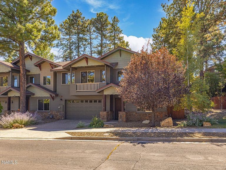 425 E Woodland Dr photo 2