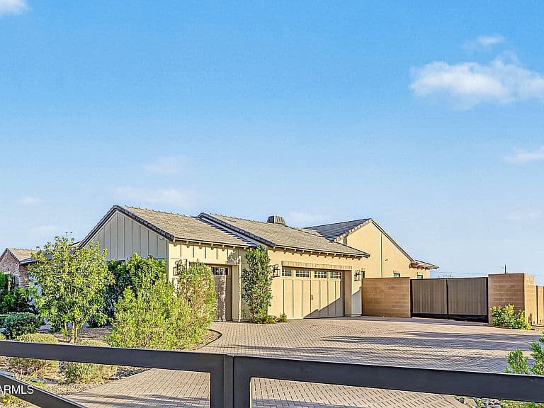 8323 E REGINA Circle photo 3