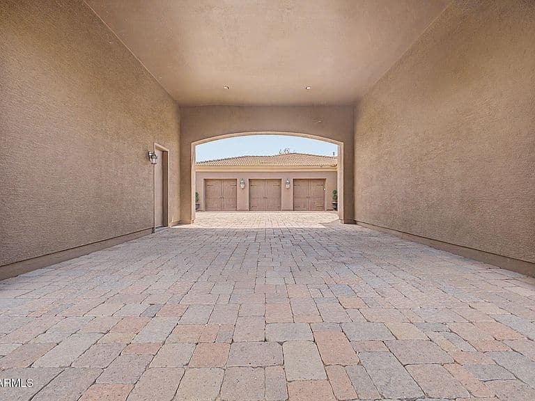 2675 E BARTLETT Place photo 4