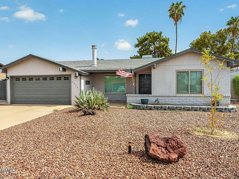 2032 W Meadow Drive photo 2