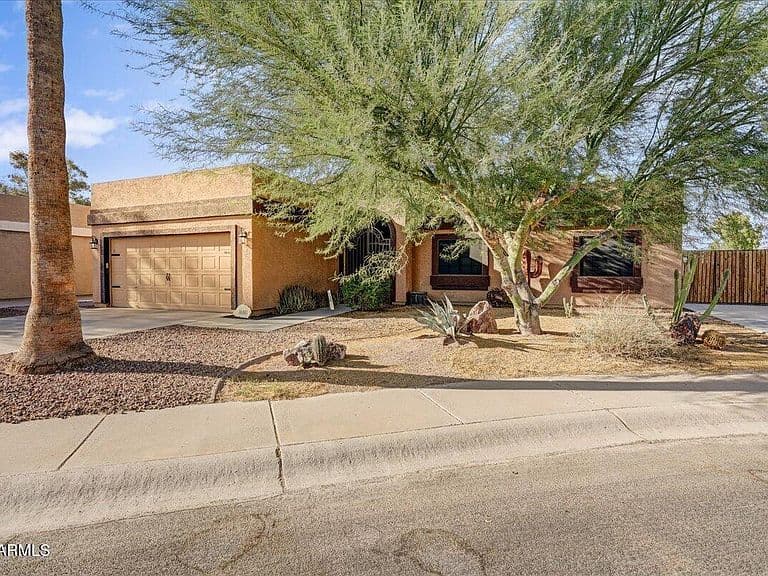 1660 E WHITTEN Street photo 2