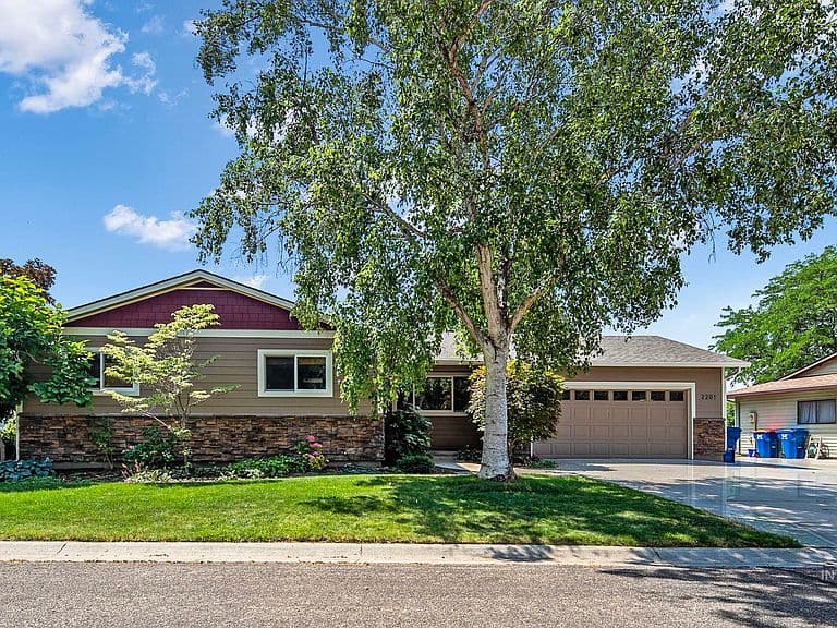 2201 E Dicky Cir photo 1