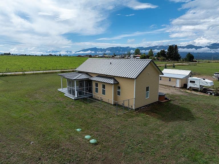 748 Bailey Ln photo 3