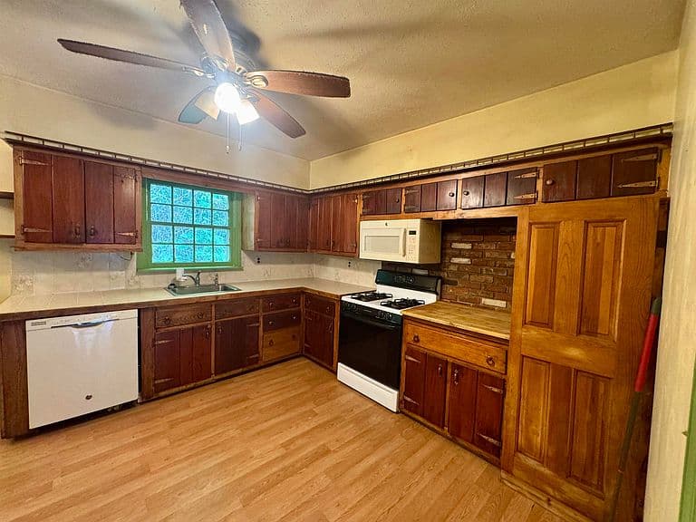 10523 Pomfret Road photo 3