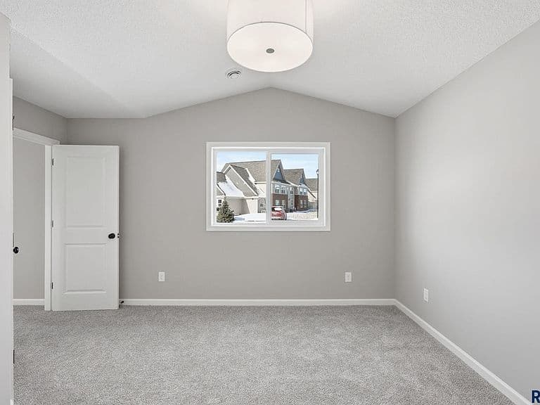 255 Thelma Ave photo 4