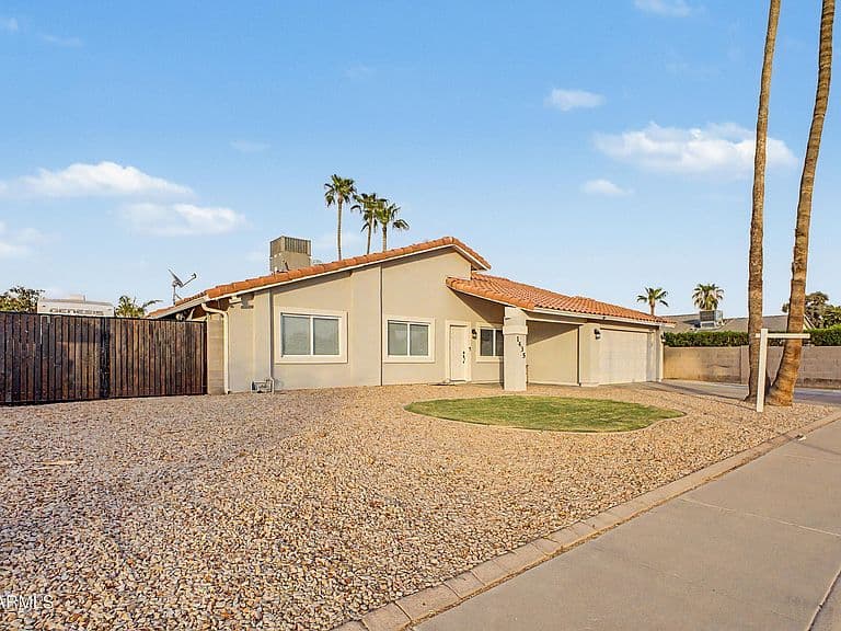 1435 N TAMARISK Drive photo 3
