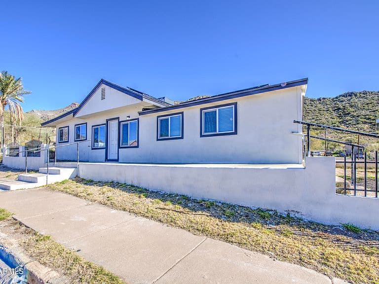 300 N MAGMA Avenue photo 2