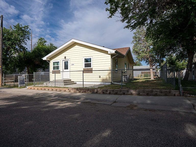 1126 N Lincoln St photo 1