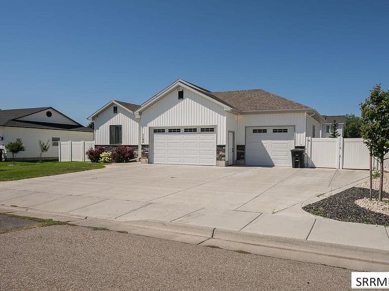 1102 Diamond Dr photo 2