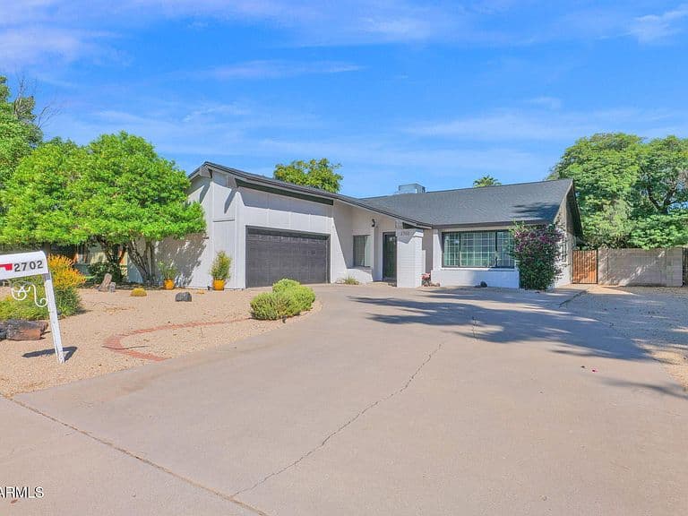 2702 E CORRINE Drive photo 2