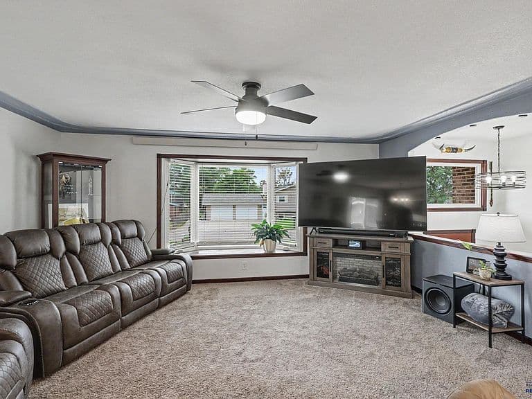 4736 Howie Dr photo 4