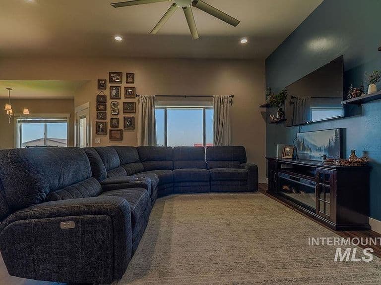 1515 Leslie Dr photo 4