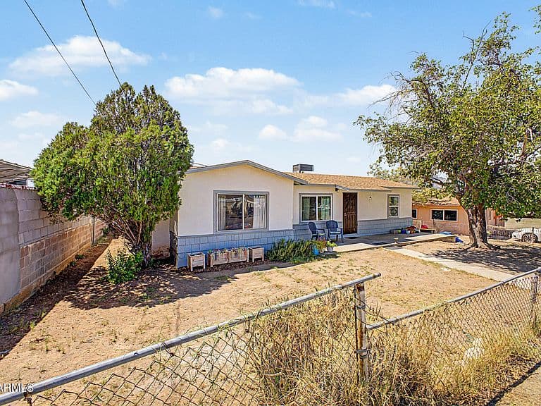 843 W SPRAY Street photo 2