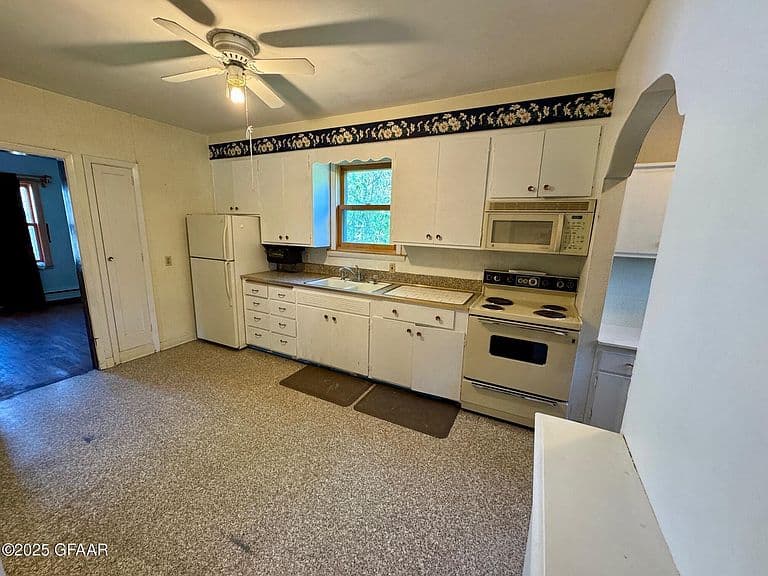 104 Park St W photo 5