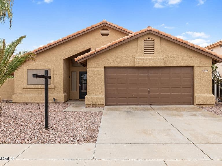 15645 W HILTON Avenue photo 1