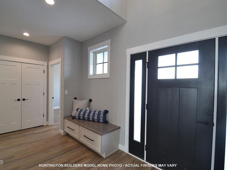 4633 Silbernagel Dr photo 2