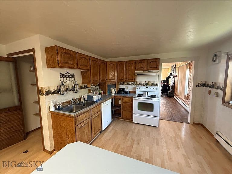 933 Zarelda St photo 3