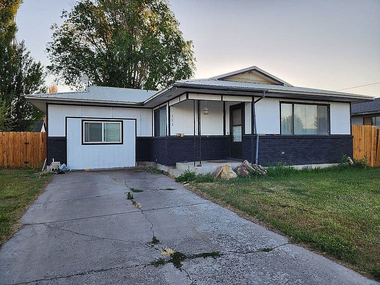 392 N Conant Ave photo 1