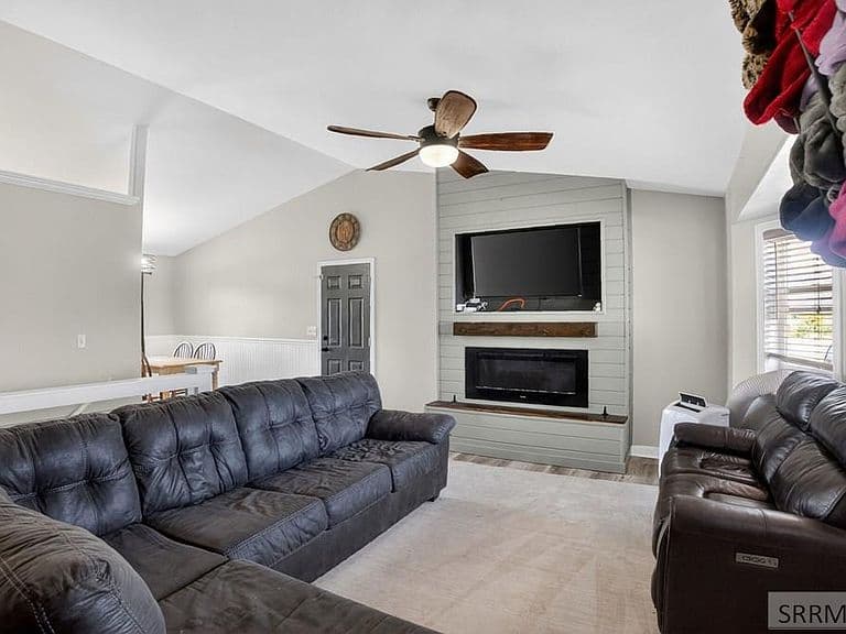 4465 E Cochise Dr photo 2