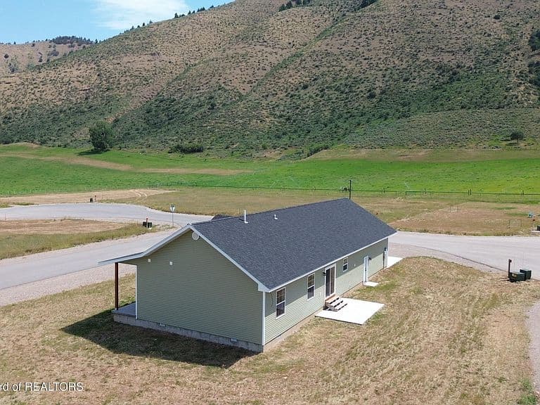 302 Honeybee Ln photo 2