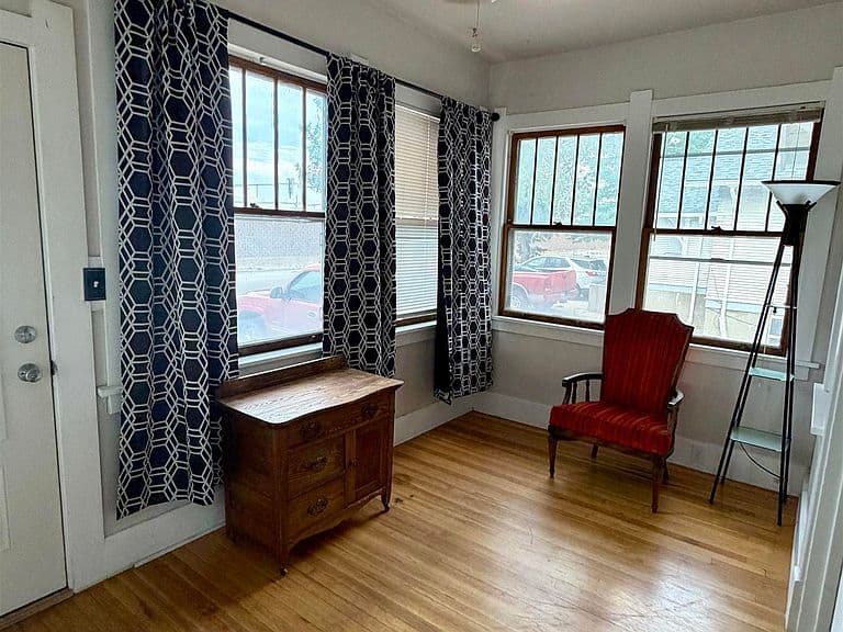 264 E F St photo 2
