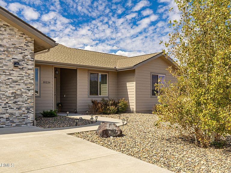 10226 LUNDIN Road photo 4