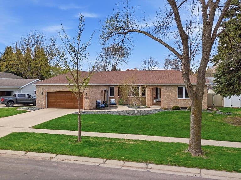 3102 Par St N photo 2