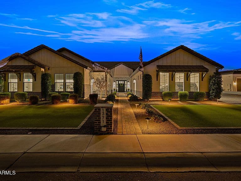 1371 E KINGBIRD Place photo 1