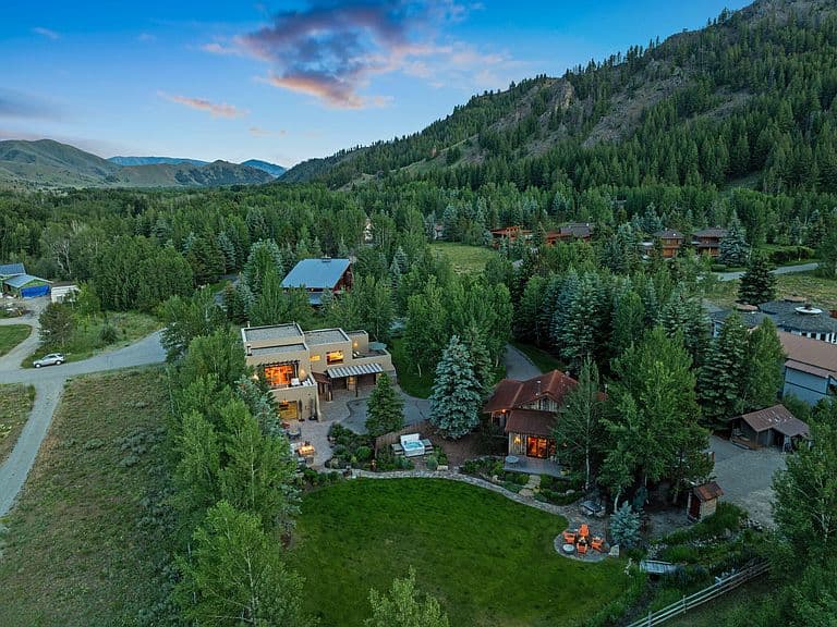 202 Chocolate Gulch Rd photo 2
