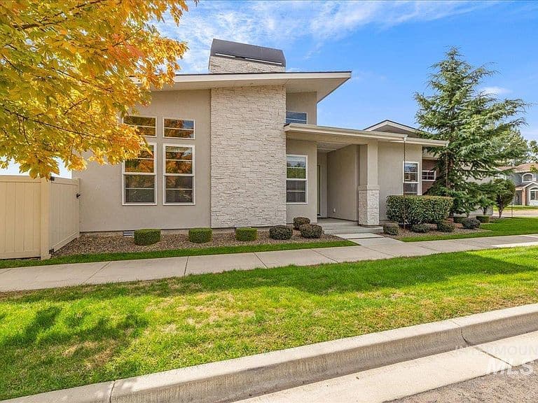372 N Taylor photo 3
