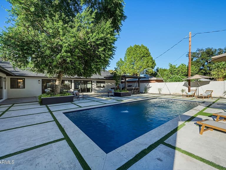 2509 E WHITTON Avenue photo 3