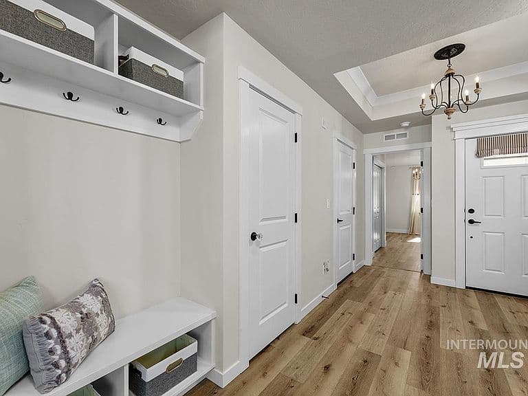 122 W Hyndman Dr photo 4