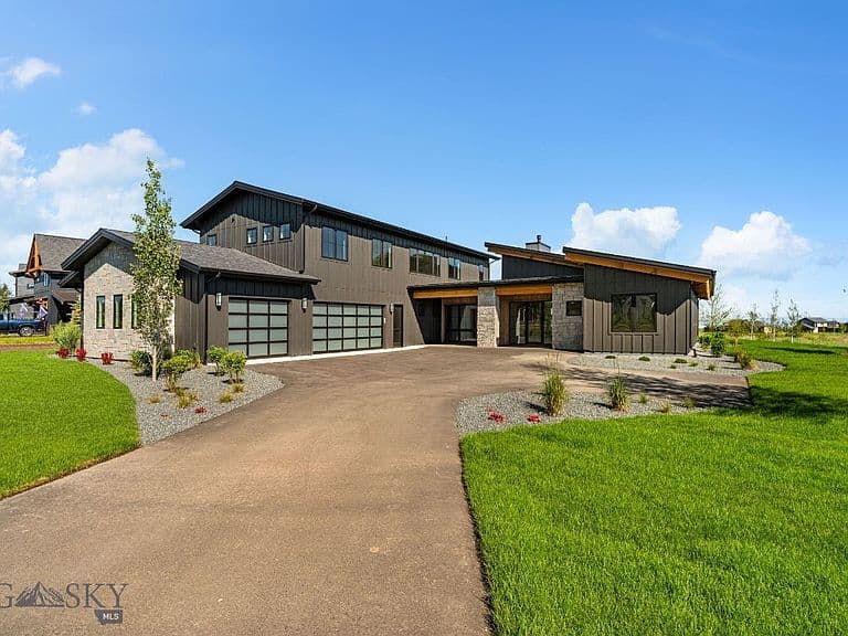 678 Clancy Way photo 3